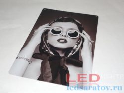 Табличка металлическая 30см*20см Девушка в очках